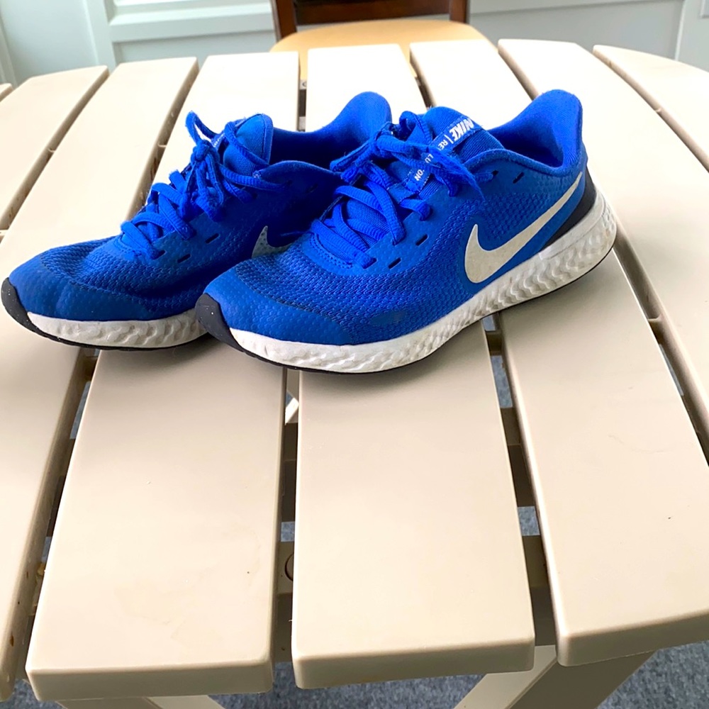 Gently used boy Nike shoes
